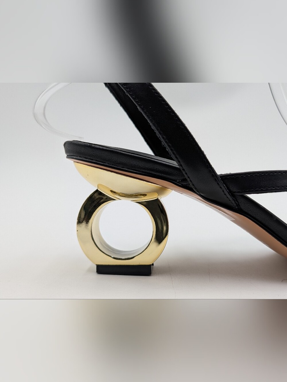 EXÉ Size 39 US 8 Genuine Black Leather With Gold-Tone Ring Heel Strappy Sandals - Picture 5 of 17